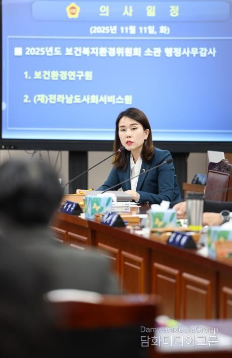 한숙경 의원(더불어민주당·순천7)이 지난 11일 전남보건환경연구원 행정사무감사에서 질의하고 있다.