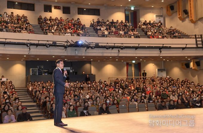 이기재 양천구청장이 반장들에게 특강을 진행하고 있는 모습