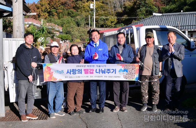장성군이 숲가꾸기 사업 부산물로 만든 땔감 113톤을 지역 주민들에게 나눠줬다. 중앙은 김한종 군수