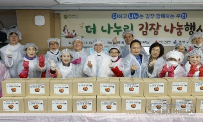 진교훈 서울 강서구청장(왼쪽 여섯 번째)이 화곡1동주민센터에서 열린 ‘김장 나눔행사’에서 봉사자들과 기념촬영을 하고 있다.