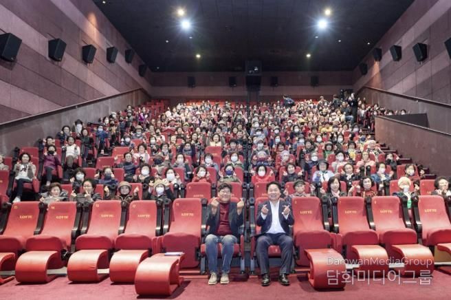 영화관람 전 단체사진