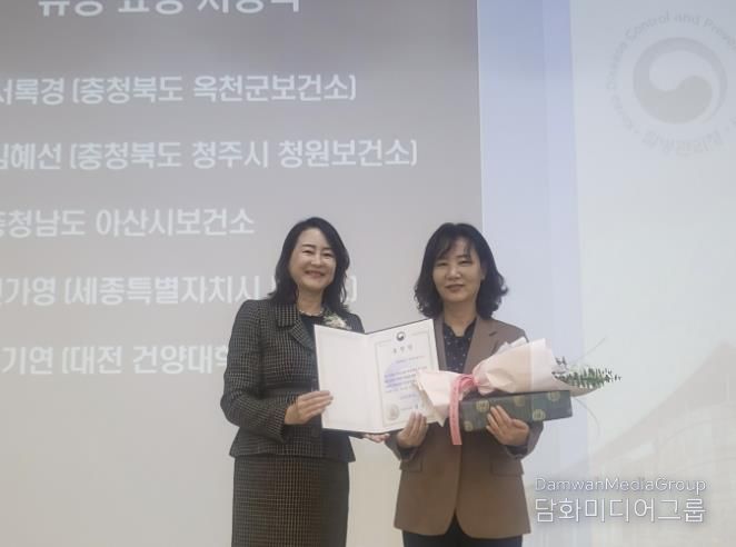 표창수상 후 기념촬영을 하고 있다.