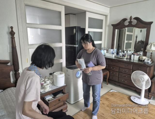 일상돌봄서비스 제공하고 있는 모습