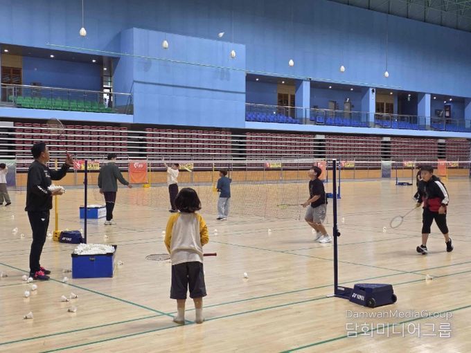 밀양시배드민턴경기장에서 진행된 아이키움 배움터 ‘방콕 어린이 탈출! 배드민턴 스쿨 프로그램’