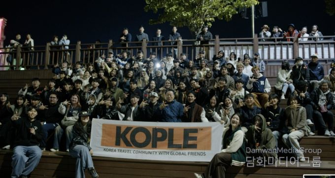 화순 꽃강길 음악분수를 감상하는 코플 관광객