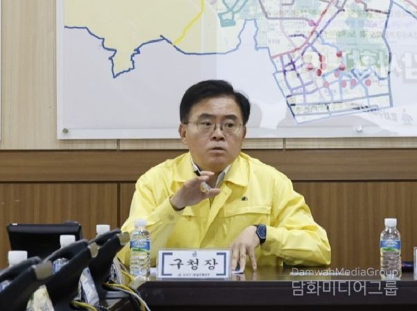 진교훈 서울 강서구청장이 구청에서 ‘제설대책본부 발대식’을 갖고 재난 안전 부서장들과 함께 겨울철 제설대책을 최종 점검하고 있다. 구는 2026년 3월 15일까지 4개월간을 제설대책기간으로 정하고 24시간 비상근무체제에 들어간다.