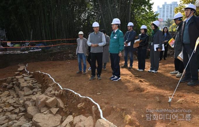 정종복 기장군수가 14일 학술발굴조사 자문회의에서 발굴조사 관계자로부터 현장설명을 듣고 있다