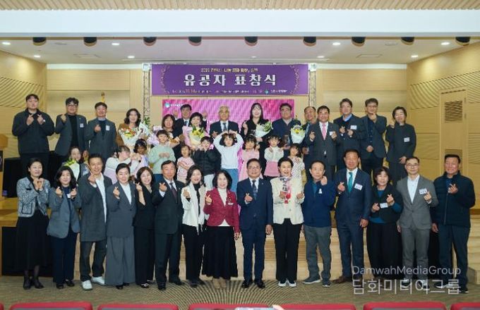 14일 열린 ‘천안시 나눔 문화 확산 실천 유공자 표창식’에서 수상자들이 단체 기념촬영을 하고 있다.