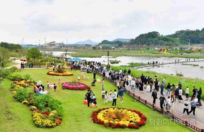 올해 장성 황룡강 가을꽃축제가 방문객 40만여 명을 기록하며 성황리에 막을 내렸다. 장성군 제공