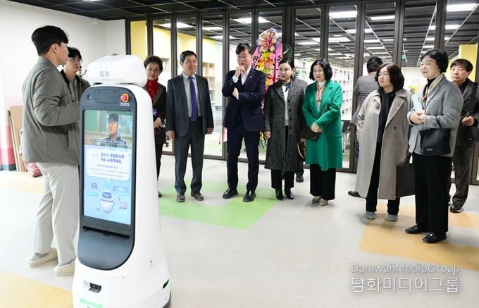 이민근 안산시장이 2월 28일 원곡초등학교를 방문해 관계자들과 함께 교육 관련 현장을 둘러보며 설명을 듣고 있다.