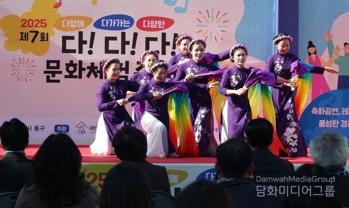 ‘다다다 문화체험 축제’에서 주민들이 다양한 체험 프로그램에 참여하고 있는 모습
