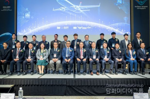 지난 14일 인천 그랜드하얏트 호텔에서 진행된 ‘제34회 항행안전시설 국제 세미나’에서 인천국제공항공사 이학재 사장(사진 앞줄 왼쪽에서 일곱 번째), 국토교통부 항공안전정책관(사진 앞줄 왼쪽에서 여섯 번째)을 비롯한 참석자들이 기념촬영을 하고 있다.