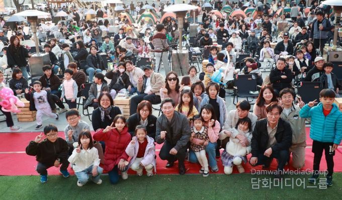 이상일 용인특례시장이 15일 용인포은아트홀 문화광장에서 열린 ‘2025 어텀라운지 페스티벌’에 참석해 시민과 소통의 시간을 갖고 있다