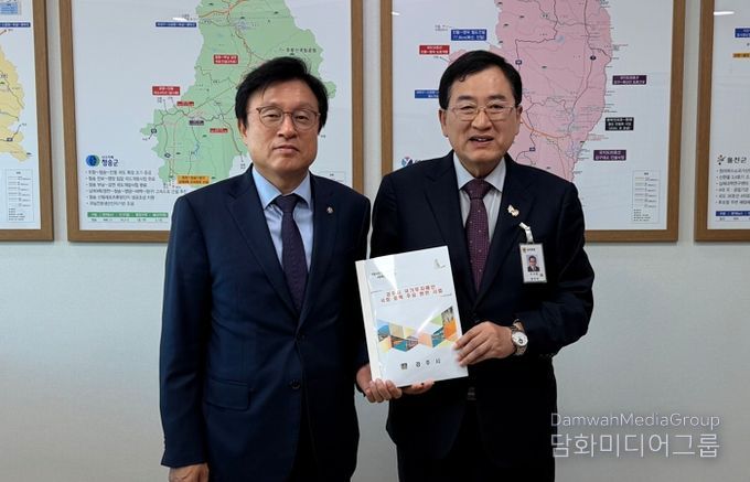 주낙영 경주시장이 14일 국회를 방문해 박형수 국회 예산결산특별위원회 간사에게 2026년도 국비 반영을 위한 경주시 주요 현안사업 건의서를 전달하고 있다