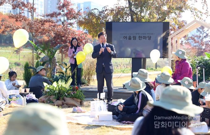 박승원 광명시장이 지난 15일 안양천 지방정원 시범구간에서 개최한 '정원 어울림 한마당'에 참석해 인사말을 하고 있다.