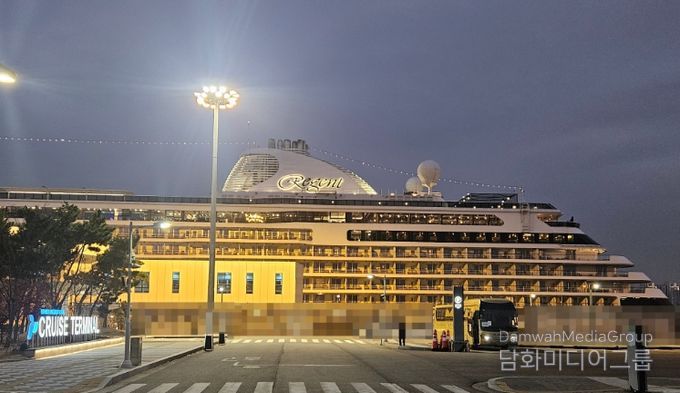 인천항 크루즈 터미널에 리젠트 세븐시즈(Regent Seven Seas)사의 ‘세븐시즈 익스플로러(Seven Seas Explorer)’호가 정박해 있다 / 사진제공 = 인천항만공사