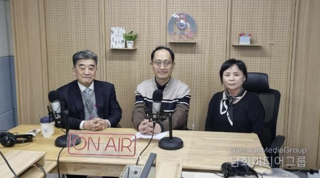 지난 6일 첫 방송을 녹음한 참석자들이 기념사진을 촬영하고 있다.(왼쪽부터 우명동 성신여대 명예교수, 자치분권협의회 구균철 의장, 윤양옥 위원)