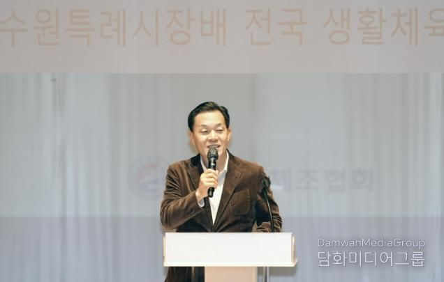 이재준 수원시장이 제1회 수원특례시장배 전국 생활체육 체조대회에서 인사말을 하고 있다.