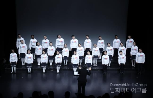 안산시 세계소년소녀합창단이 15일 소극장 보노마루에서 열린 ‘제15회 정기연주회’ 무대에서 합창을 하고 있다.