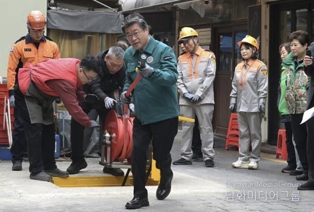 신중앙시장 지하매립식 비상소화장치함 사용 모의훈련