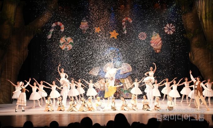 발레 <헨젤과 그레텔> 마지막 씬에서 전 출연진이 모두 나와 피날레 장면을 완성했다.