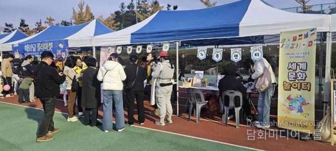 밀양시 해와달어린이집이 12일 밀양시종합운동장 보조경기장에서 나눔장터 행사를 진행했다.