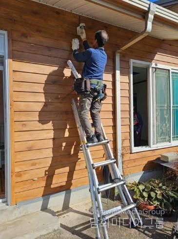 희망복지서비스로 주민 가구에서 전기안전점검을 하고 있는 모습