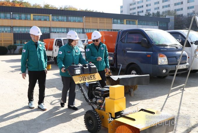 박희영 서울 용산구청장이 ‘용산구 제설장비 사전 시험가동 훈련’에서 직접 제살 장비를 운전하며 점검하고 있다.