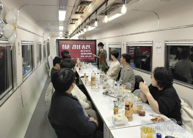 안산시 제4기 청년활동협의체 위원들이 17일 안산시 청년센터 상상스테이션에서 청춘 감성 충전 문화 교육을 받고 있다.