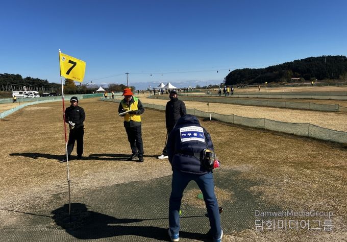 울진군은 11월 18일부터 28일까지 울진파크골프장에서‘2025 울진군수배 전국 파크골프대회’ 를 개최한다.(경기모습)
