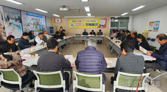 18일 내이동 행정복지센터에서 지역경제과 직원들이 통장들에게 땡겨요 운영 방식과 혜택을 설명하고 있다.