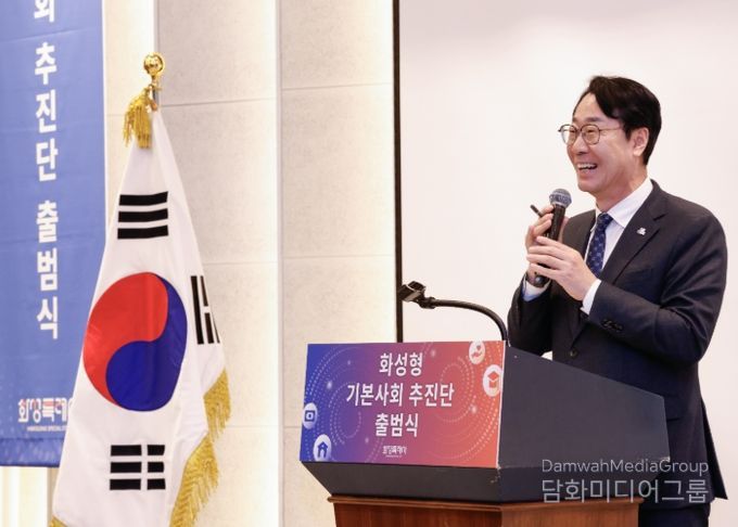 정명근 화성특례시장이 기본사회 추진단 출범식에서 축사를 하고 있다