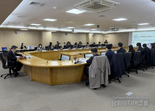 부천시는 지난 18일 시청 창의실에서 남동경 부시장 주재로 ‘2025년 부천시 스마트도시사업협의회’를 열었다.