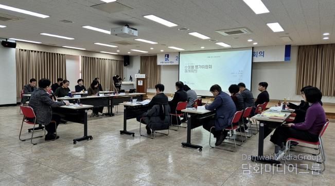 수원시 수돗물 평가위원회가 회의를 하고 있다.