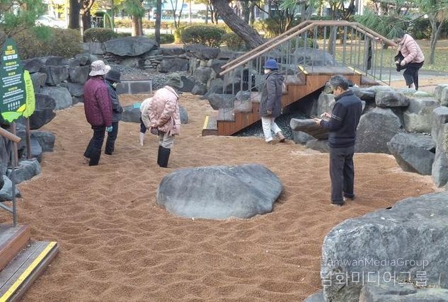 수성못 솔숲광장 내 ‘맨발 걷기 힐링장’