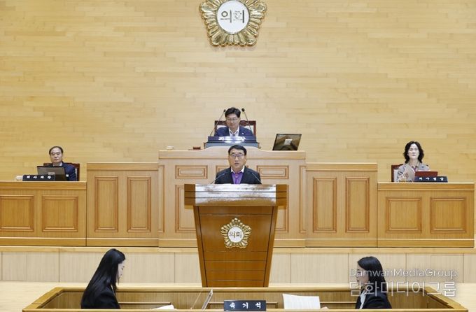 19일, 제332회 신안군의회 제2차 정례회에서 시정연설 중인 김대인 신안군수 권한대행