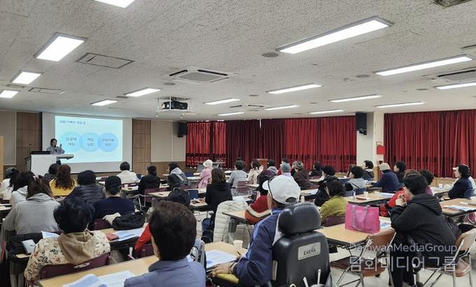 도봉구 지역 내 동 생명지킴이 활동가 등이 역량강화 교육을 듣고 있다.