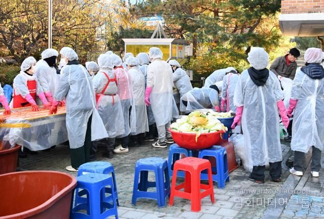 수원시 영통구 원천동 새마을부녀회, '2025 어려운 이웃 김장 담가주기'로 따뜻한 정 나눠