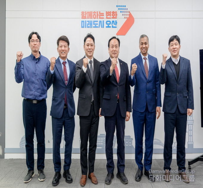 (왼쪽 두 번째부터) 박광선 어플라이드 머티어리얼즈 코리아 대표, 이권재 오산시장, 사티시 쿠푸라오 어플라이드 머티어리얼즈 반도체 운영 총괄 부사장 등이 어플라이드 컬래버레이션 센터 코리아 부지에서 현장점검 후 기념촬영을 하고 있다.