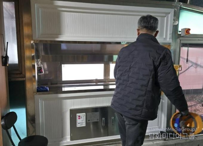 제3땅굴 보도관람로에 설치된 건조살균기 입구