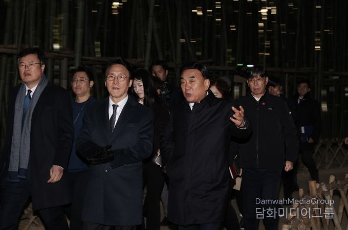 김민석 국무총리가 19일 무장애 관광수용태세 점검차 울산시 중구 태화강 국가정원을 방문, 김두겸 울산시장과 십리대숲길을 걷고 있다.