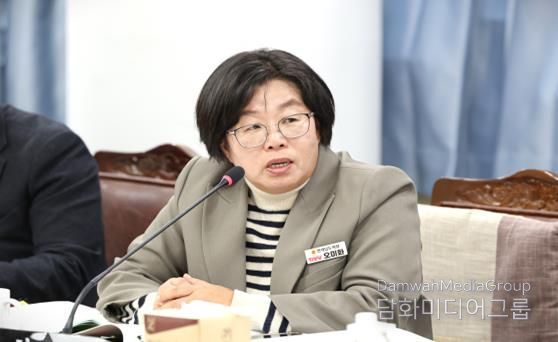 전라남도의회 제395회 제2차 정례회 2026년도 인구청년이민국 소관 예산안 심사(19일)에서 오미화 의원이 집행부를 향해 질의하고 있다.