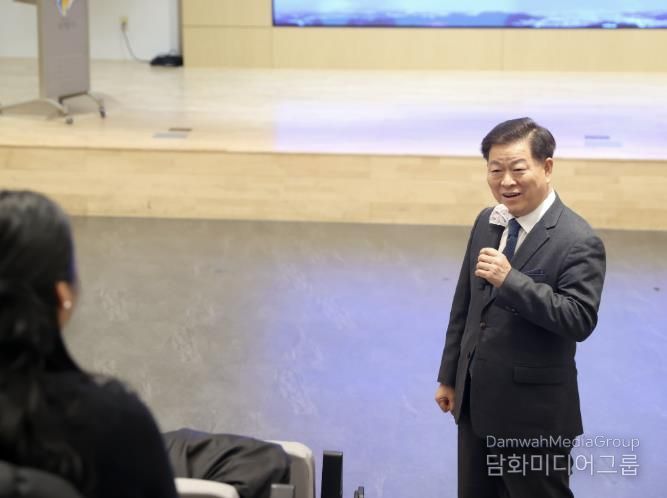 박승원 광명시장이 지난 20일 업사이클아트센터에서 신규 임용 공직자를 대상으로 실시한 ‘지속가능발전교육(ESD)’에 참석해 인사말을 하고 있다