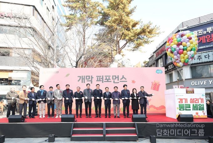 22일 오전 의정부제일시장에서 열린 2025년 하반기 경기 살리기 통큰 세일 개막식에서 김동연 경기도지사가 참석자들과 기념촬영을 하고있다.