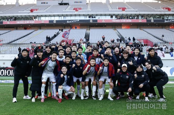 11월 22일 서울 원정경기에서 승리한 김천상무 선수단이 승리샷을 찍고 있다