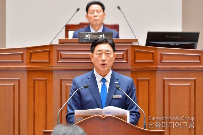 김한종 장성군수가 20일 열린 장성군의회 정례회에서 내년도 예산안에 대해 설명하고 있다. 장성군 제공