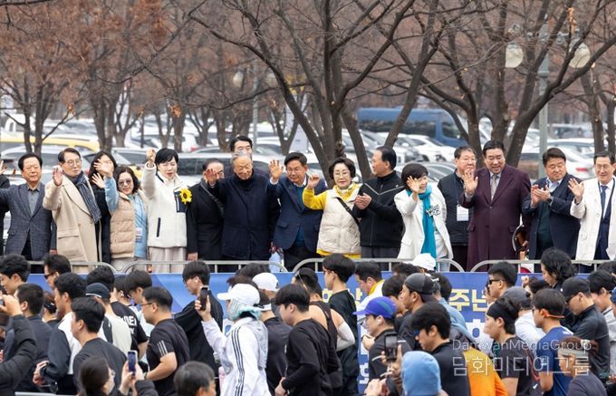 제10회 김대중 평화 마라톤 참가자들을 응원하는 박강수 마포구청장