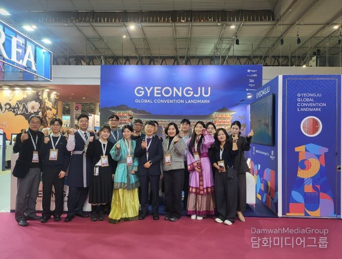 스페인 바르셀로나에서 열린 ‘IBTM World 2025’ 경주 단독 홍보관 앞에서 경주시와 하이코 관계자들이 기념촬영을 하고 있다.