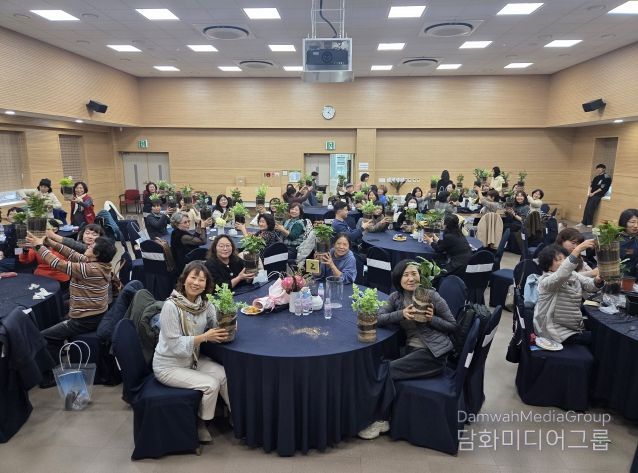 도시농업 참여자들과 유관기관 관계자 등이 ‘2025년 도시농업 종합평가회’에서 함께하고 있다.