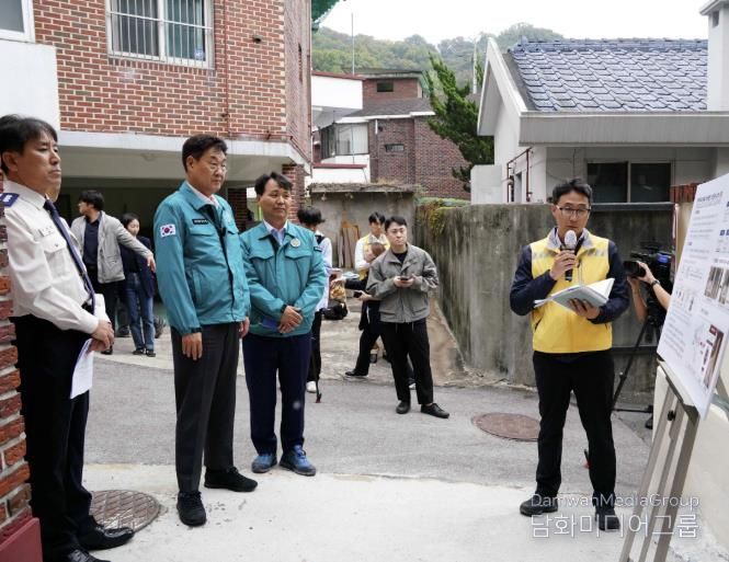 지난해 10월 종로 비상벨 시연에 참석한 정문헌 구청장